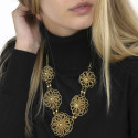 Collana dorata con fiori in rilievo