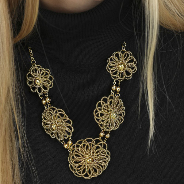 Collana dorata con fiori in rilievo