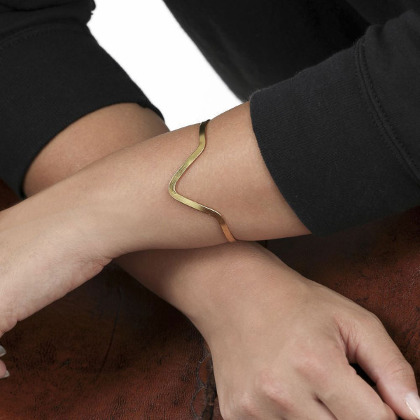 Bracciale rigido dorato con punta