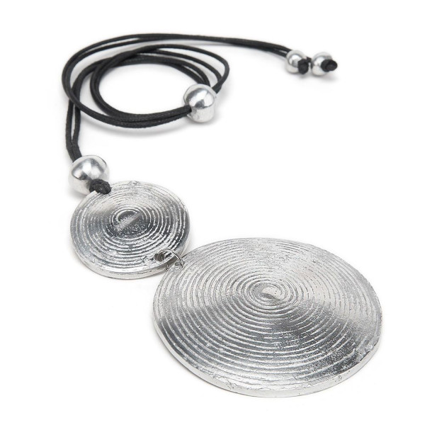 Collana argentata con pendente tondi incisi